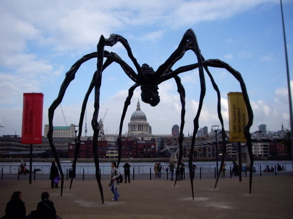 Spider outside Tate Modern