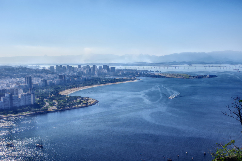 The Bay of rio, and the fun to land airport of S. Dumont!