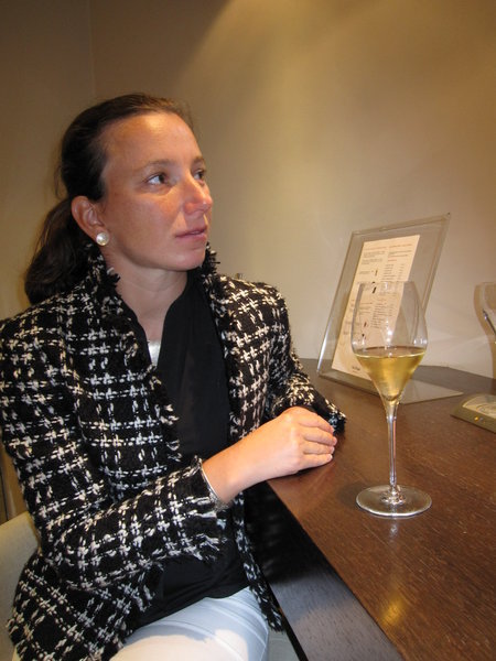 Ma'ri...gathering more info...this time, in front of a La Grande Dame 1998...this is a amazing champagne!!