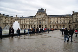 little queue at the Louvre...