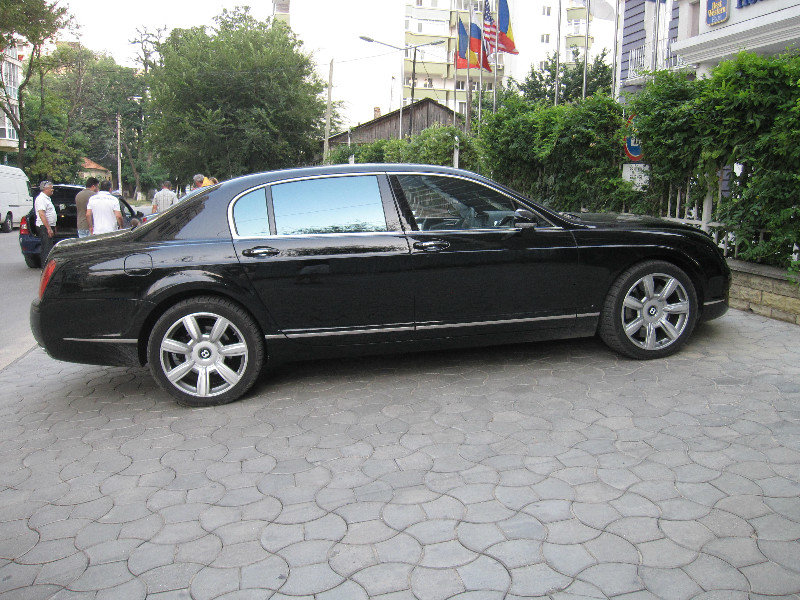 Bentley parked in front of the hotel...they have the cars...but no proper buidlings!