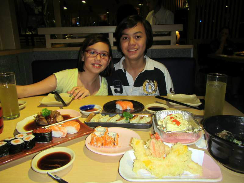 Sushis in Kuta..and these two are chatter boxes after a month away from Papa...