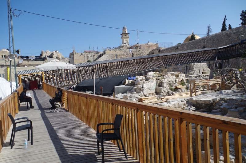 Access from Western Wall to Temple Mount, here serucity is extra tight!