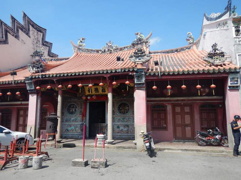 Chinese temples everywhere...