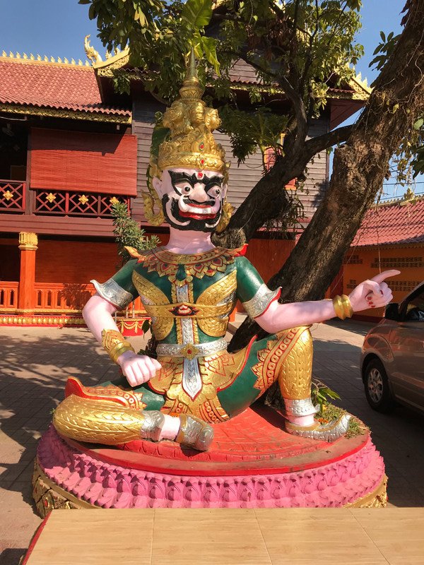 Scary statue at Wat Si Muong
