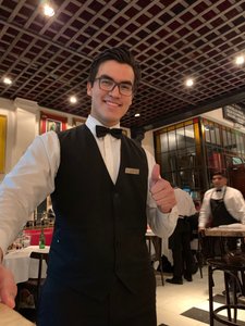 El Burladura Waiter Luis