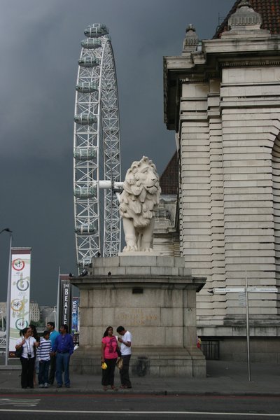 London Eye behind the lion