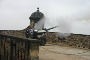 Firing of the 1 o'clock gun at Edinburgh Castle