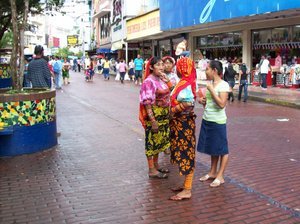 Kuna ladies in shopping street (panama city)