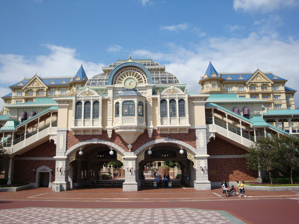 Disneyland station