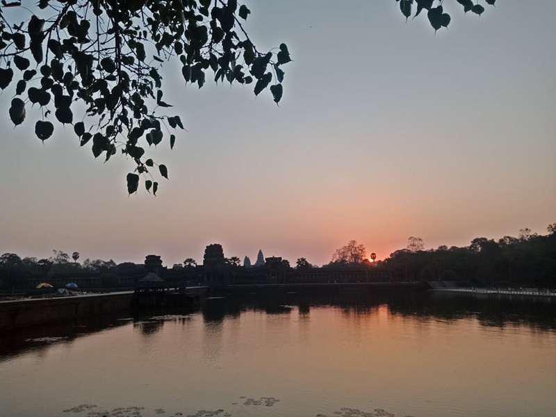 the sunrise at angkor wat temple 