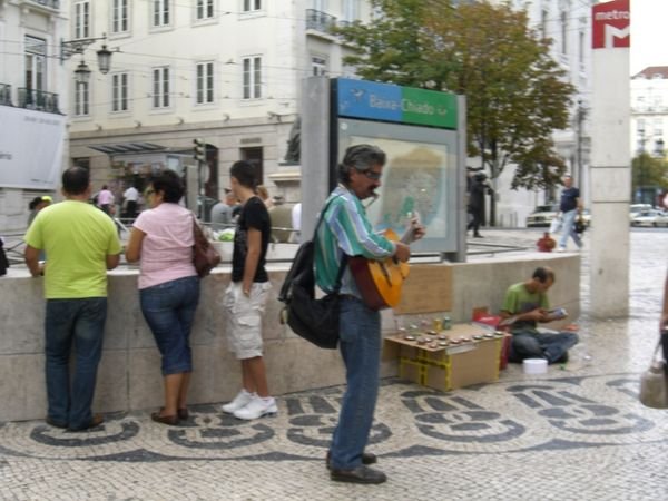 Street performer in front of A Brasileira