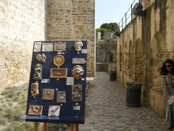 Art vendor in Castelo de São Jorge
