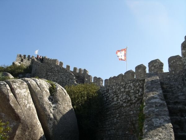 Climbing up the battlements at Castelo dos Mouros