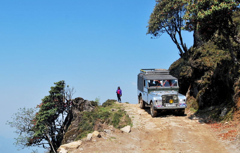 Land Rover on way to Sandakphu