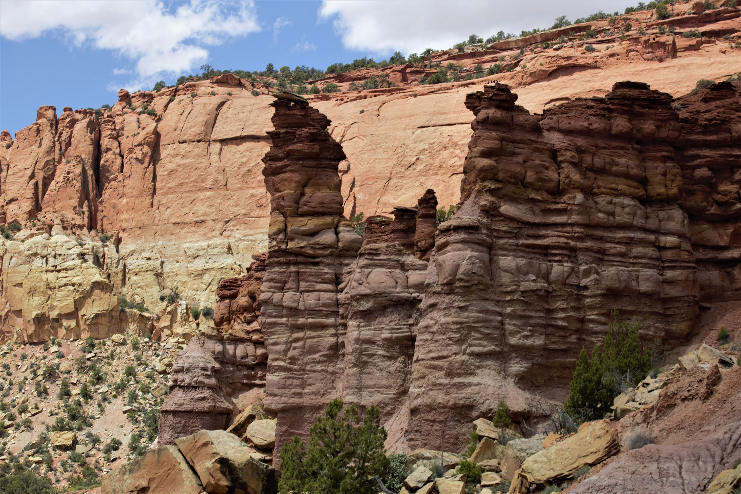 Amazing hoodoo formations in Slot Canyon | Photo