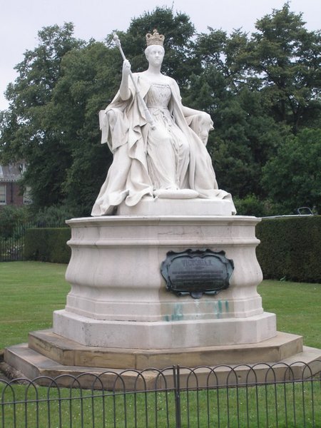 Statue of Victoria outside Kensington Palace