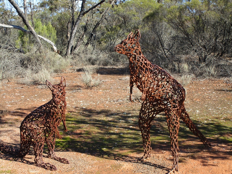 2506.14 kangaroo sculpture