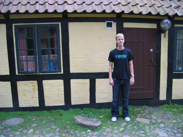 Claus foran H.C.Andersens hus i Odense