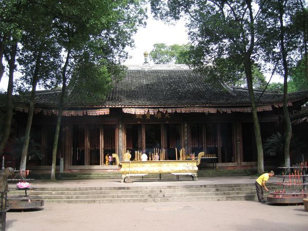Et lille tempel ved kaempe Budha