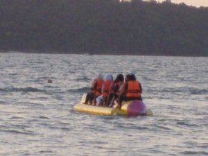 Filles musulmanes en bateau - Muslim girls on a boat