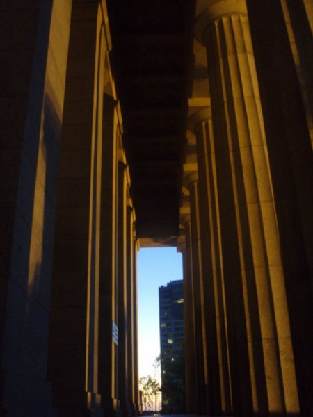 Piliers du monuments aux soldats vus au crepuscule - Pillars of the Remembrance monument at dusk