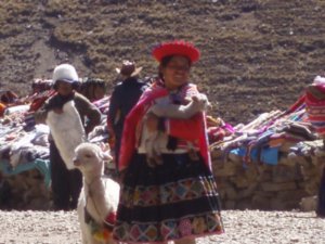 Vendeuse avec bebe llama - Seller with baby llama