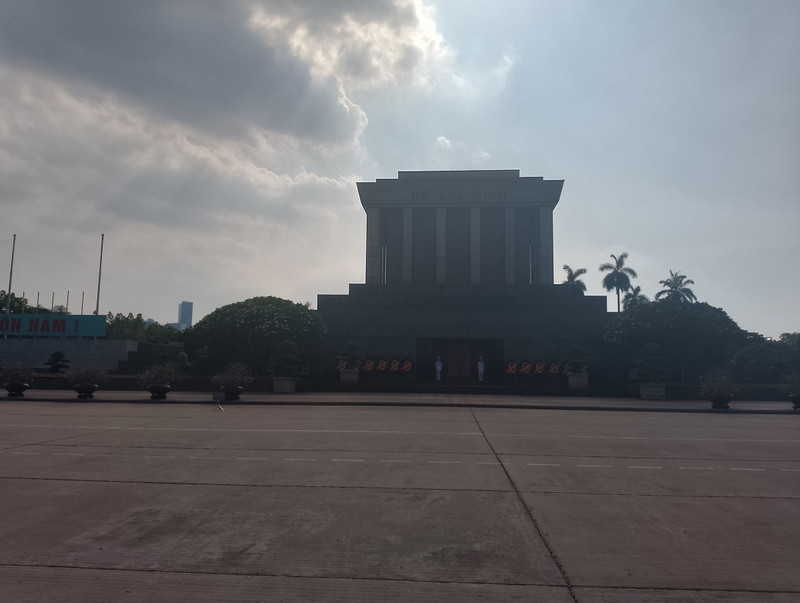 Ho Chi Minh Mausoleum. Auch nur 5/10 Turnpunkten, inklusive Pluspunkte für die Größe.