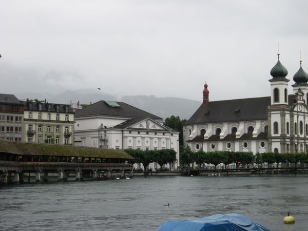 Lucerne sous la pluie...avec le Mont Pilatus dans les nuages
