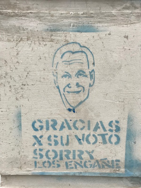 Anti-Piñera signs