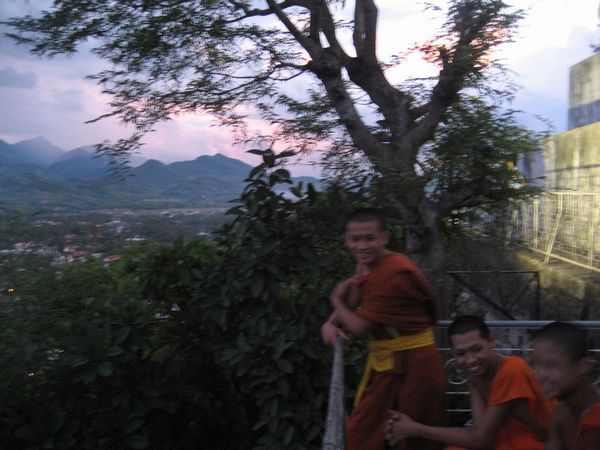 chatting with the monks on Mount Phoussi