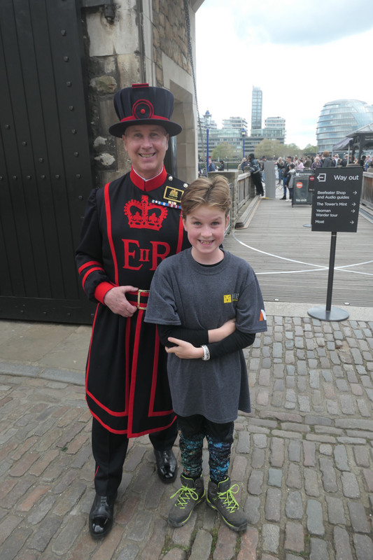 Posing with a beefeater…in exchange for an icecream