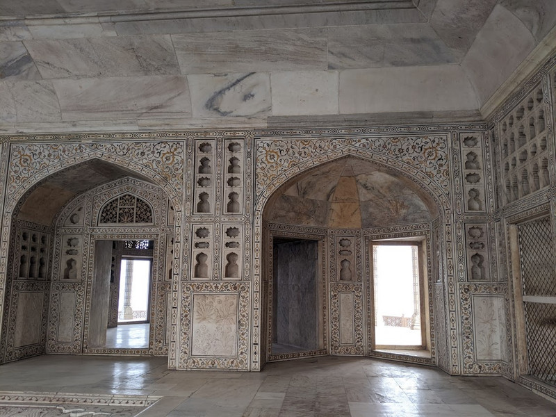 Marbel carvings inside Agra Fort