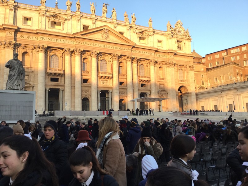 The crowd waiting for the pope mobile 