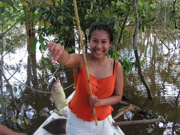 Stolt Lisa över att ha fångat sin första fisk..ever!! en finfin Piraya!