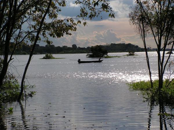 Skymningen i Amazonas..i väntan på mörkret och alligatorfiske