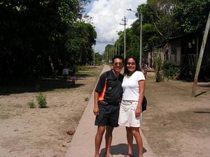 Friend Hugo och Lisa pa huvudgatan Santa Rosa (Peru)