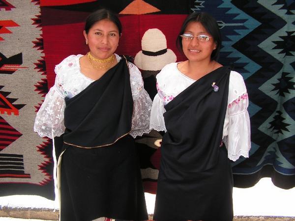 Den traditiionella kladseln for kvinnor i Otavalo