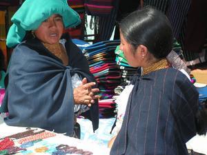 Indiankvinnor pa marknaden i Otavalo