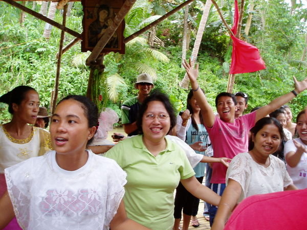 dancing with the kids at the loboc river