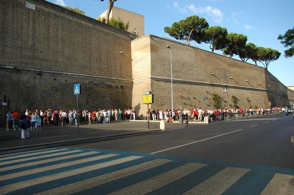The line in front of the Vatican Museum