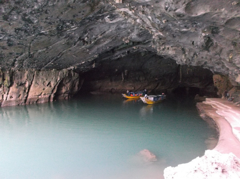 Cave's Entrance