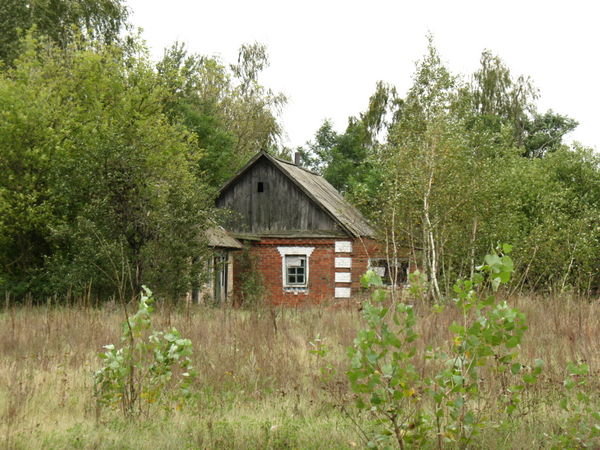 one of the abandoned houses along the road to Chernobyl.