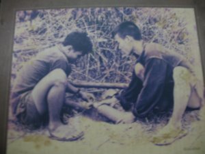 photo of locals at Cu Chi planting a bomb or mine for the Americans