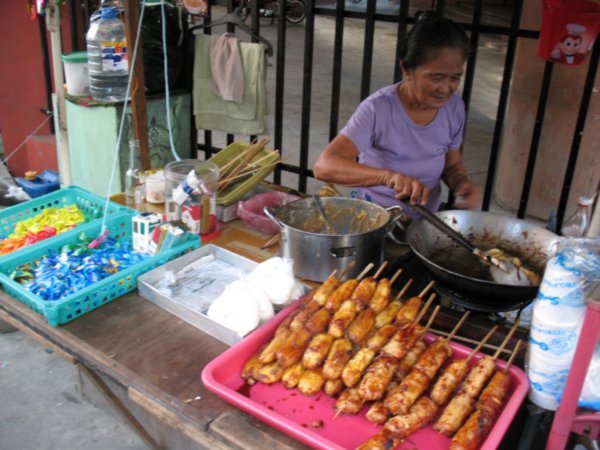 woman selling fried banana's in Manila