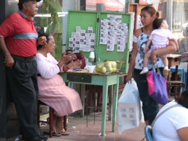 a woman selling "loteria" in David