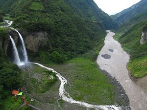 Manta de la Novia falls, Baños