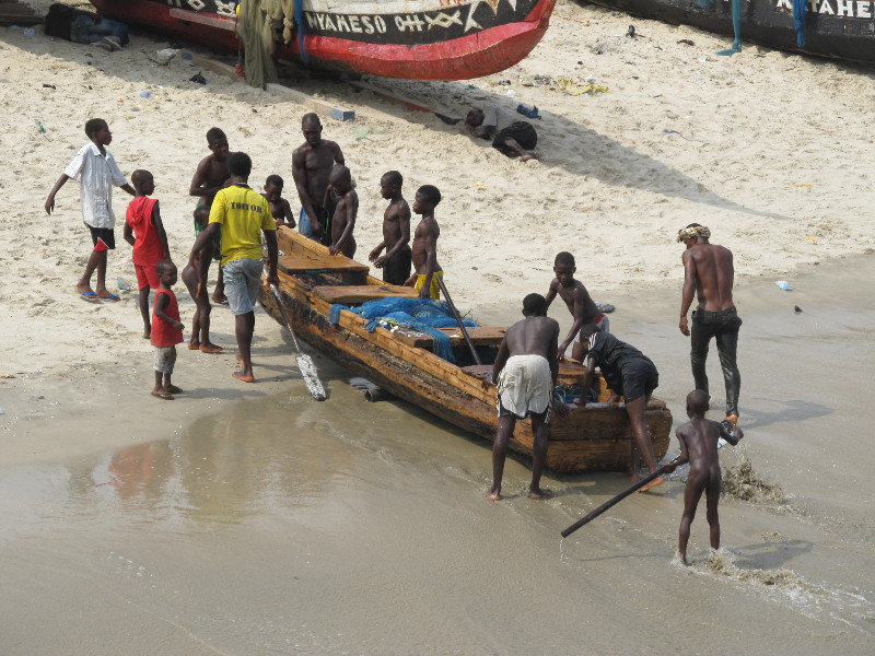 James Town: everbody helped to bring the boat back on shore.