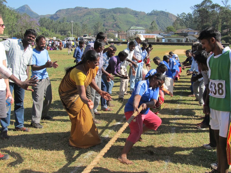 Women during a "Rasa Kashi" competition (traditional rope pulling) in Munnar
