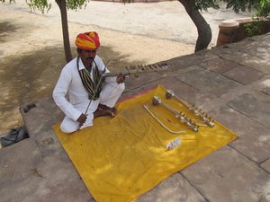 Man playing his Ravanahatha at Jaswant Thada, Jodhpur